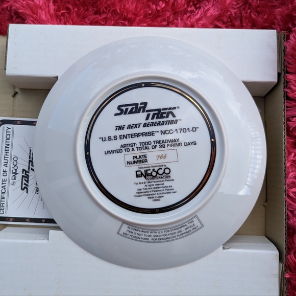Star Trek: The Next Generation U.S.S. Enterprise NCC-1701-D Commemorative Plate - Picture 5 of 8